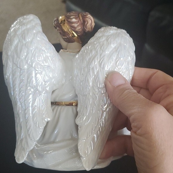 Vintage O'Well Porcelain Angel Figurine Playing a Mandolin - Picture 7 of 9